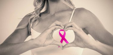 eller tarafından kalp şekil verme şerit kadınla