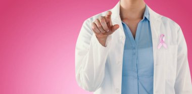 kadın doktor dijital ekran kullanma