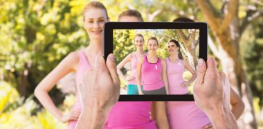 Dijital tablet tutan eli kırpılmış 