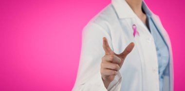 kadın doktor dijital ekran kullanma