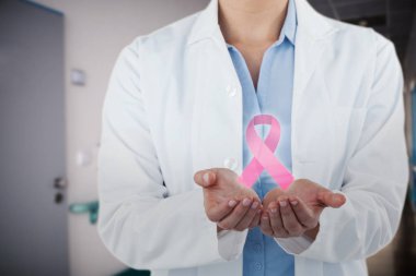 kadın doktor götürdü eller ile ayakta