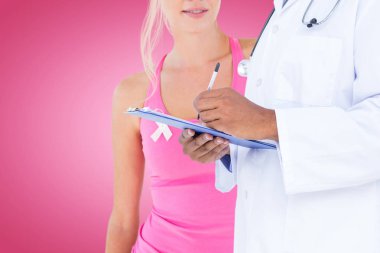 Doktor panoya yazı yazıyor. 