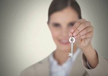 Anahtar vignette önünde tutan kadın