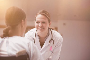 Doktor hastası bir tekerlekli sandalye üzerinde seyir