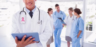 Tablet tutan doktor gülümseyen 