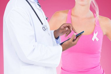 dijital tablet kullanan doktor