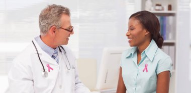 neşeli hastayla konuşma doktor