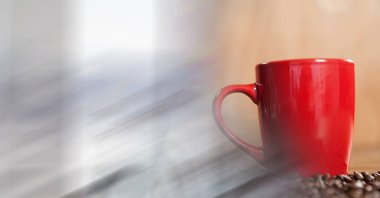 Kırmızı kahve fincanı fasulye ile 