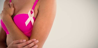 Pembe kurdele sütyenle kadında orta bölümünde