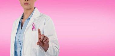 kadın doktor dijital ekran kullanma