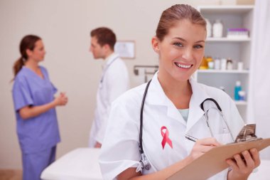 Doktor panoya yazı yazıyor.