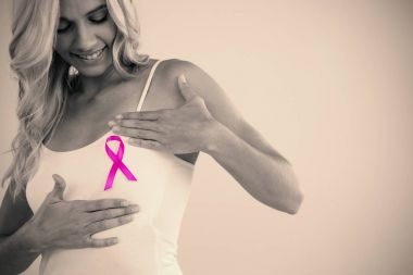 Pembe kurdele meme dokunmak kadınla