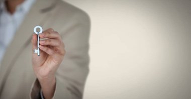 Anahtar Vignette önünde tutan el