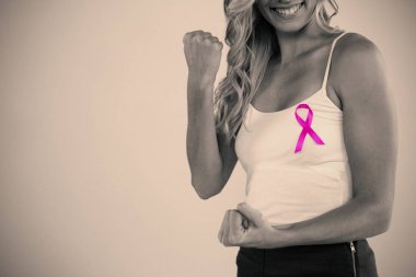 pembe kurdele yumruğunu kenetlenmesi kadınla