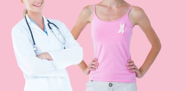 Gülümseyen doktor kameraya bakıyor. 