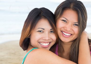 Arkadaşlarım karşı bulanık plaj sarılma