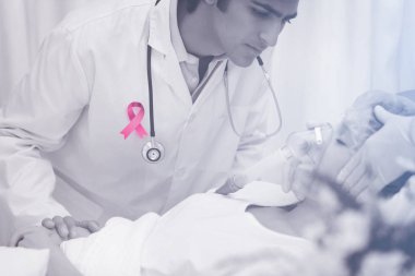 Doktor muayene yoğun bakım hasta