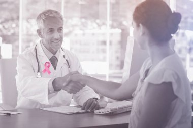 Doktor hastaya el sallayarak