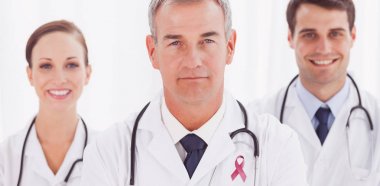 neşeli doktorlar birlikte poz