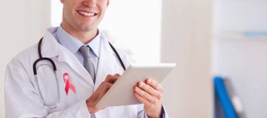 Doktor onun tablet ile gülümseyen