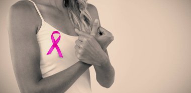 pembe kurdele ile genç kadın