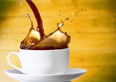 kahve beyaz bardağa dökülür varlık 