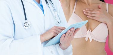 Tablet pc kullanan doktor 