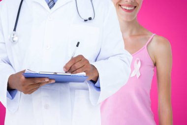 Doktor panoya yazı yazıyor. 