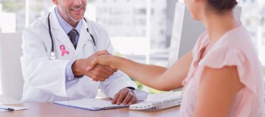 Doktor hastaya el sallayarak