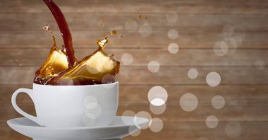 kahve beyaz bardağa dökülür varlık 