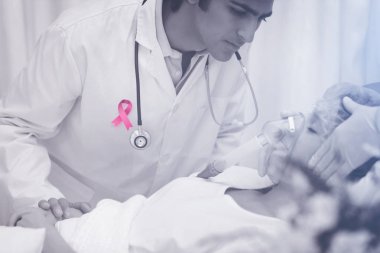 Doktor muayene yoğun bakım hasta