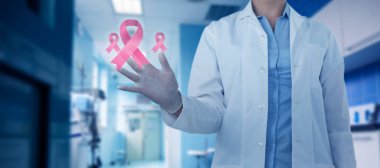 kadın doktor dijital ekran kullanma