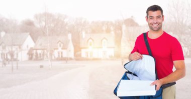 Çanta ve pizza teslimi adam 