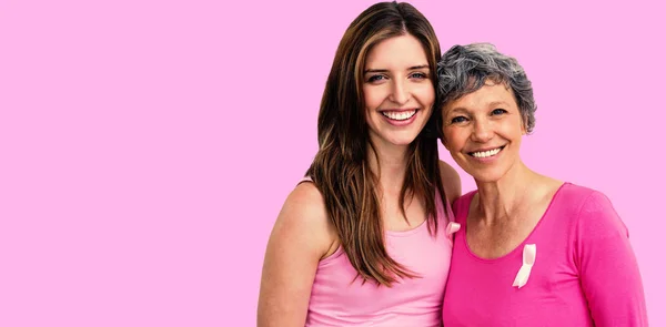 Mulheres em roupas rosa posando para câncer de mama — Fotografia de Stock