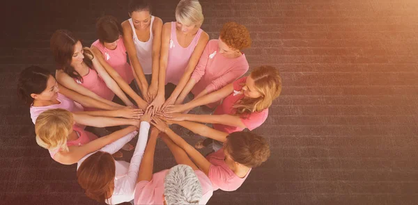 Amiche che sostengono il cancro al seno — Foto Stock