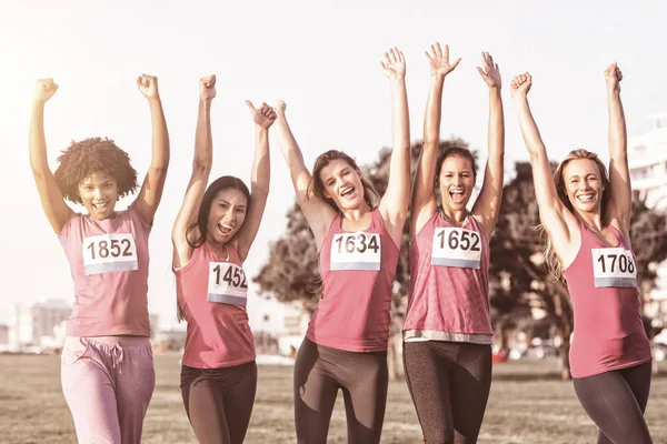 Juichende vrouwen ter ondersteuning van de marathon van de kanker van de borst — Stockfoto