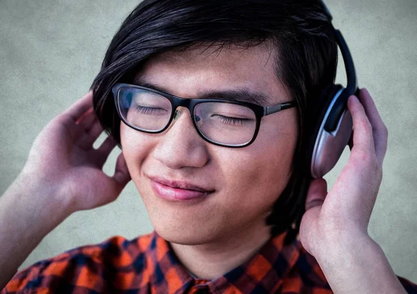 Millennial hombre con auriculares —  Fotos de Stock