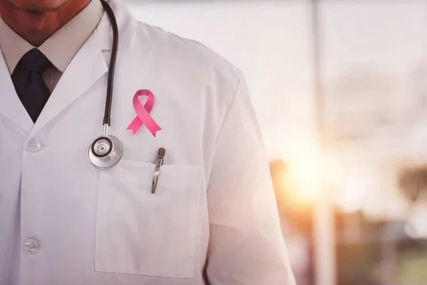 Läkare mot cancer awareness ribbon — Stockfoto