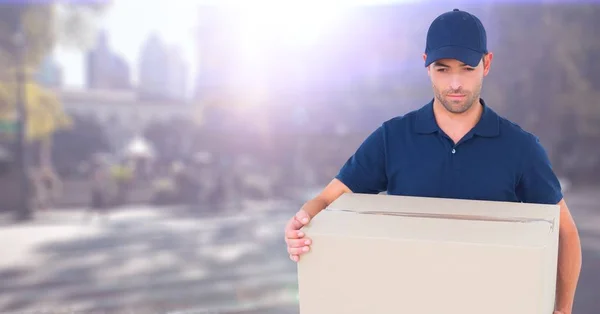 Homem de entrega com caixa — Fotografia de Stock