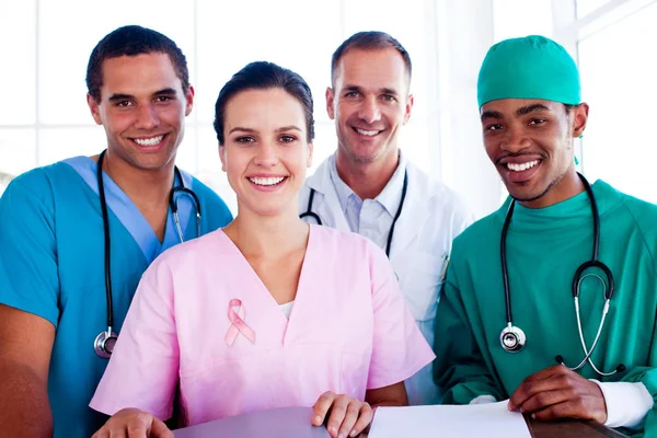 iş yerinde başarılı sağlık ekibi 