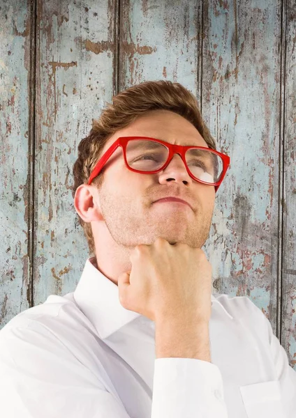 Nerd-Mann denkt gegen Holzplatte — Stockfoto