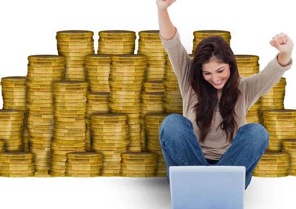 Femme avec ordinateur portable devant l'argent . — Photo
