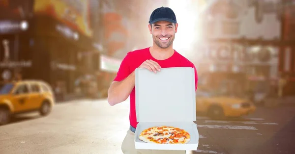 Levering man met pizza — Stockfoto