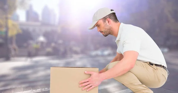 Entrega homem pegar caixa — Fotografia de Stock