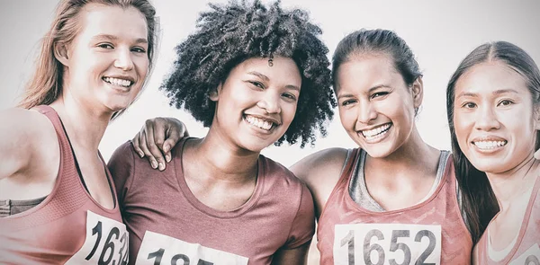 Cuatro corredores apoyando maratón de cáncer de mama — Foto de Stock