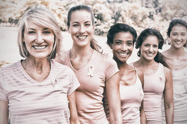 Voluntarios que participan en la concienciación sobre el cáncer de mama — Foto de Stock