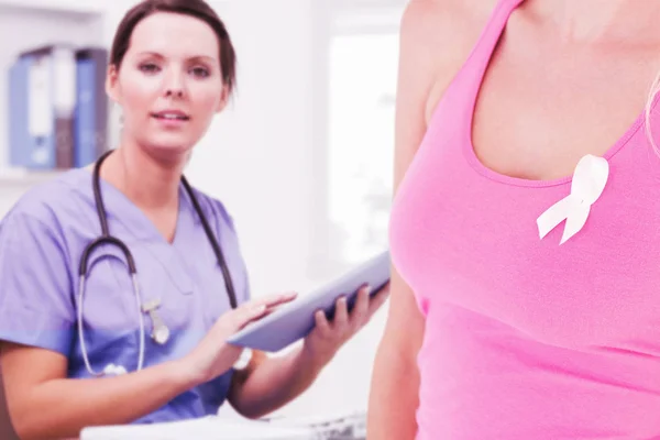 Kobieta z taśmy świadomości raka piersi — Zdjęcie stockowe
