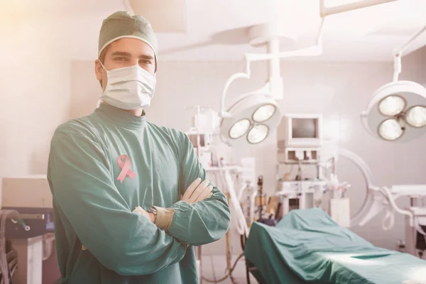 Chirurg stojící s rukama zkříženýma — Stock fotografie