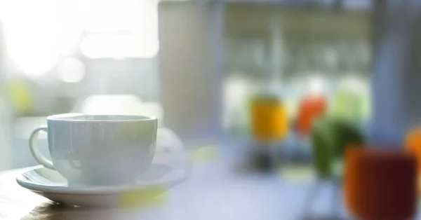 Taza blanca en el escritorio y transición borrosa de la oficina —  Fotos de Stock