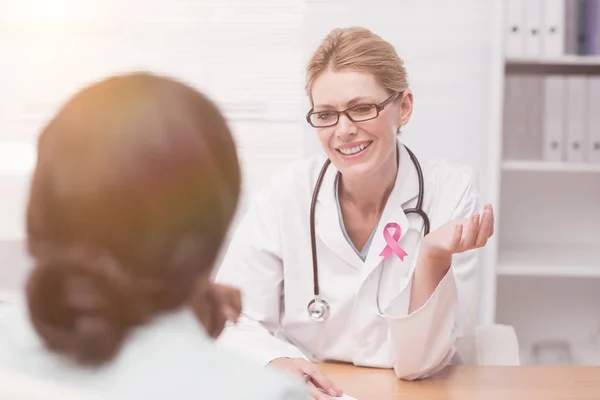 Cinta de sensibilización contra el cáncer contra el médico — Foto de Stock